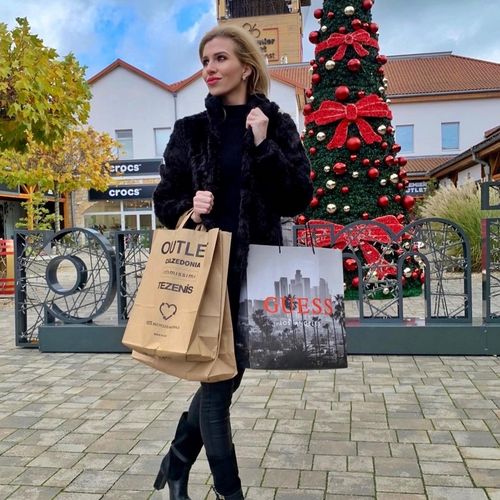 🛍️ @premieroutlet_budapest @sagiandi #premieroutlet_budapest #rosretailoutletshopping #weloveoutletshopping #shopping...